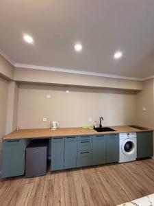 Η κουζίνα ή μικρή κουζίνα στο Назарбаева 77