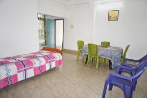 Postel nebo postele na pokoji v ubytování Taj Residency Holiday Homestay, Best Entire Homestay in Jorhat