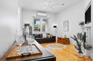 Μια τηλεόραση ή/και κέντρο ψυχαγωγίας στο Stylish Soldiers Hill Retreat