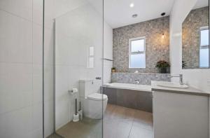 Ένα μπάνιο στο Stylish Soldiers Hill Retreat