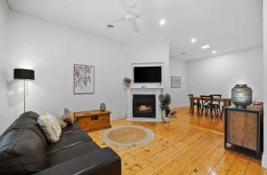 Μια τηλεόραση ή/και κέντρο ψυχαγωγίας στο Stylish Soldiers Hill Retreat +7 φωτογραφίες