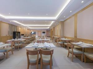 a large dining room with tables and chairs at Vienna Hotel Fuzhou Changle Zhenghe Metro Station in Fuzhou