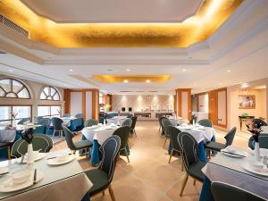 a restaurant with tables and chairs in a room at Vienna Hotel Hebei Hengshui High-Speed Railway Station in Hengshui