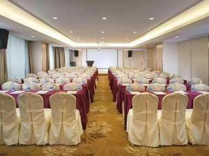 Cette grande chambre comprend des rangées de tables et de chaises. dans l'établissement Vienna Hotel Nanchang New Grand Hongcheng Market Xianghu 1st Hospital, à Nanchang