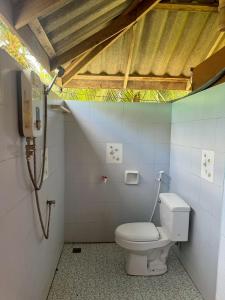 un bagno con un water in una stanza di Libong Beach Resort a Ko Libong