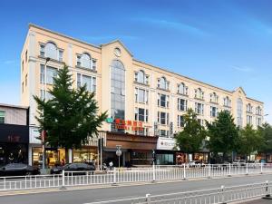 a large building on the side of a street at Vienna Hotel Beijing Changping Metro Station in Beijing