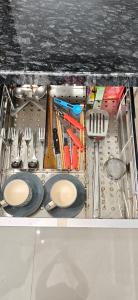 Η κουζίνα ή μικρή κουζίνα στο Studio Flat Luxury Balcony AC Near Airport