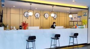 Lobi atau kawasan kaunter penerimaan di GreenTree Inn Express Jinan Zhangqiu Districty Ancinet Town Longquan Road