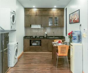 Η κουζίνα ή μικρή κουζίνα στο Moon Hotel Apt 3 Pham Tuan Tai