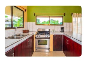 Kuchyň nebo kuchyňský kout v ubytování La Familia Apartment