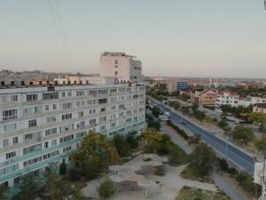 vue aérienne d'un bâtiment et d'une rue dans l'établissement 7 дом у моря, à Aktau