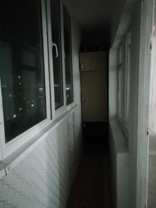 un couloir avec deux fenêtres et un couloir avec une porte dans l'établissement 7 дом у моря, à Aktau