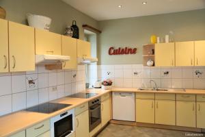 Kitchen o kitchenette sa Villa Caroline