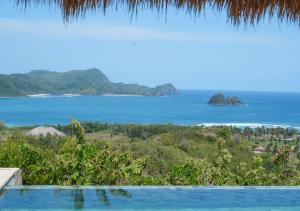 Vom Pool des Resorts genießen Sie Meerblick. in der Unterkunft SABA Lombok in Selong Belanak