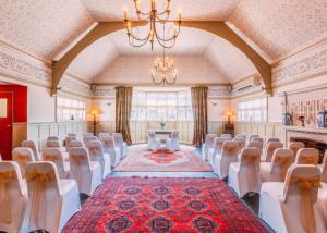 een vergaderzaal met een lange tafel en stoelen bij Colwall Park - Hotel, Bar & Restaurant in Great Malvern