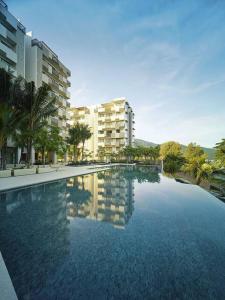 Πισίνα στο ή κοντά στο By The Sea Cozy Beachfront Home Side Seaview333A