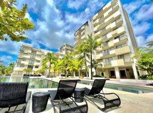 Πισίνα στο ή κοντά στο By The Sea Cozy Beachfront Home Side Seaview333A