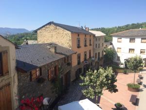 Vue de tête d'une ville avec des bâtiments dans l'établissement Hotel El Jaç, à Ger