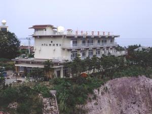 南知多町にあるHotel Himakasouの崖の上の白い大きな建物 +6枚の写真