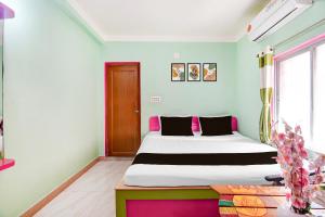 a bedroom with a bed in a room at Hotel O Bolpur Central Railway Junction Formerly Home Stay World in Shānti Niketan +26 photos