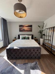 a bedroom with a large bed and a chandelier at Apartment Stadtperle in Gotha
