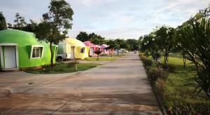 ulica z rzędem domów mobilnych w parku w obiekcie Eskimo Resort w mieście Phetchabun