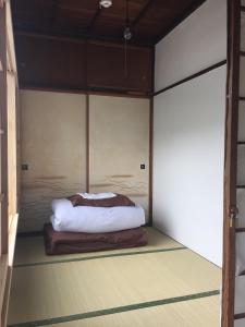 Una habitación con una cama en el medio. en Hakone Guesthouse Toi en Hakone