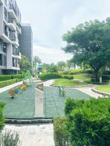 Laguna PhuketにあるBangTao Beach Rooftop Seaview Laguna Pool Condo 2bedrooms 2bathroomsの滑り台で遊ぶ子供たちがいる遊び場のある公園