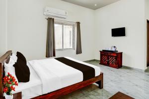 a bedroom with a bed and a television in it at Super Hotel O Mehta College And Institute Of Technology Formerly Lara Heritage in Jaipur +20 photos