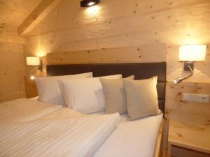 Postel nebo postele na pokoji v ubytování Refugium Dolomiten & Chalet
