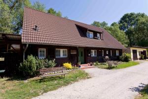 ein Haus mit zwei Bänken davor in der Unterkunft Gasthaus Dubkow Mühle in Leipe