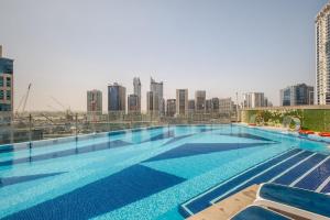 迪拜Sardinia Hotel Mood-Dubai Downtown Hight Floor的一个以城市天际线为背景的大型游泳池
