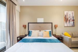 迪拜Sardinia Hotel Mood-Dubai Downtown Hight Floor的带一张大床和一张沙发的卧室 更多42张照片