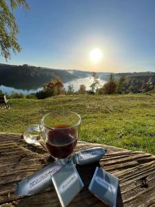 Una taza de té en una mesa con vistas a un campo. en BIESZCZADZKI RAJ Komfortowe domy z kominkami i Sauną na obiekcie, en Olchowiec 59 fotos más