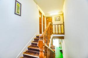 una scala in una casa con scale in legno di FabExpress Royal Baga Residency - 500m From Baga Beach a Goa Velha Altre 28 foto