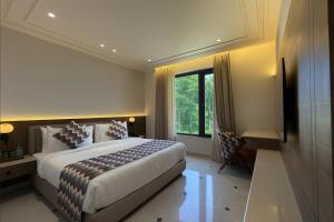 Giường trong phòng chung tại Shanti Sarovar Haridwar