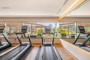 迪拜Sardinia Hotel Mood-Dubai Downtown Hight Floor的健身房设有两个跑步机和大窗户