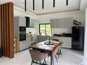 Η κουζίνα ή μικρή κουζίνα στο Villa Tropical morderne Koh Samui Jasmin