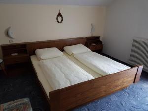1 dormitorio con 2 camas individuales en una habitación en Griesshof, en Neustift im Stubaital