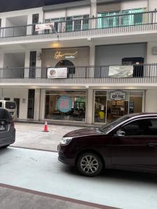 Kampong TangihanにあるTF Luxe Suites K Avenue Kepayanの建物前に停車する黒車
