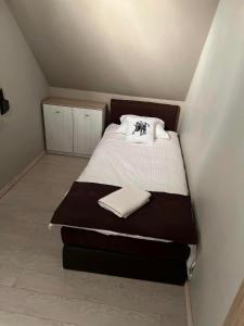 Una cama o camas en una habitación de BIESZCZADZKI RAJ Komfortowe domy z kominkami i Sauną na obiekcie 63 fotos más