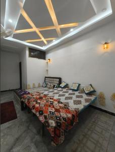 Postel nebo postele na pokoji v ubytování Shreeji Homestay