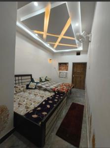 Postel nebo postele na pokoji v ubytování Shreeji Homestay