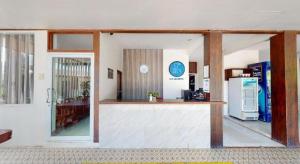 O bucătărie sau chicinetă la Deejai hotel