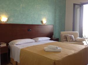 Un pat sau paturi într-o cameră la Hotel Villa Aniana