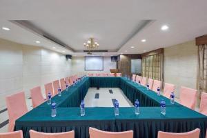 a conference room with a long table and chairs at Airport Liwan Hotel in Huadu