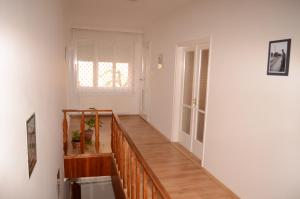 Hutasori Guesthouse電視和／或娛樂中心