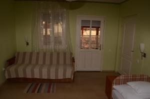Hutasori Guesthouse房間的床
