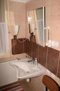 Koupelna v ubytování Hutasori Guesthouse
