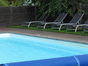 - une piscine bordée de chaises longues dans l'établissement Le Parasol, à Ars-en-Ré